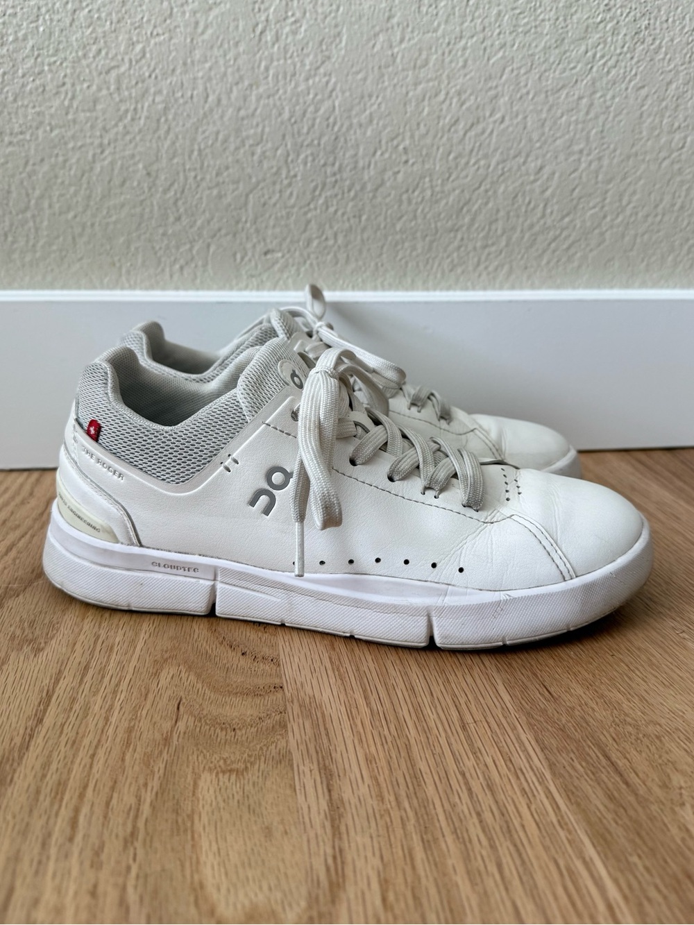 On Running The Roger Women’s 8 White Sneakers